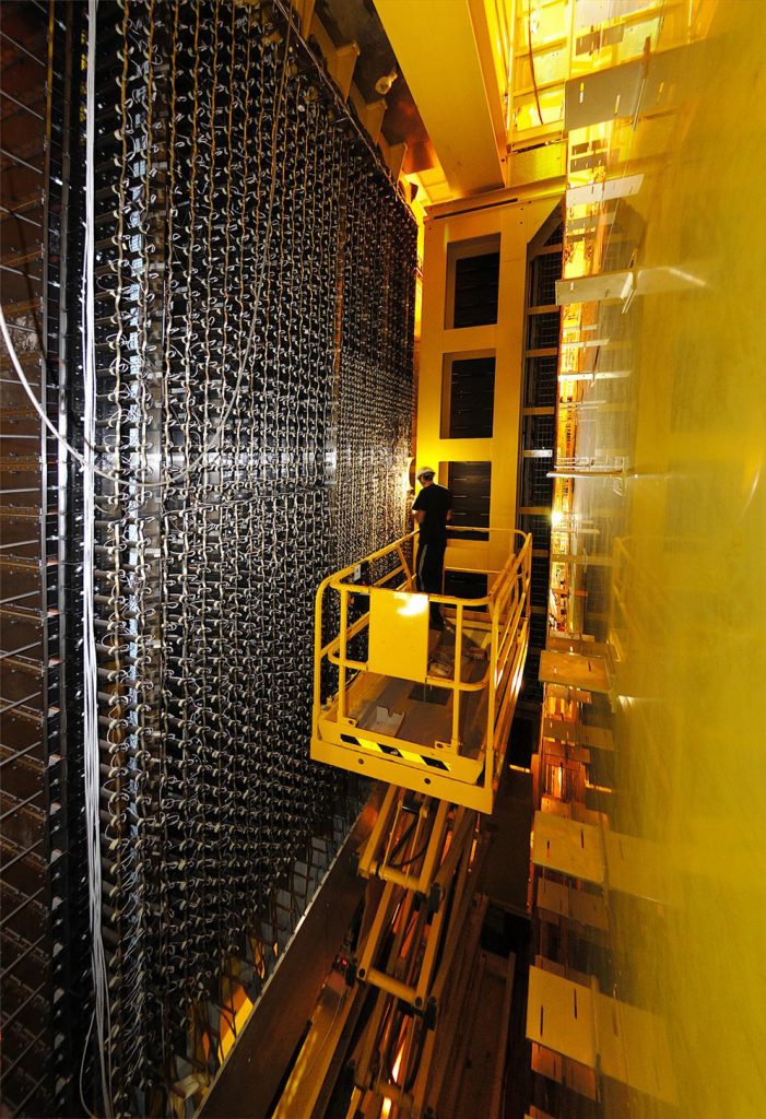 Maintenance of the electromagnetic calorimeter (Image: LHCb collaboration)