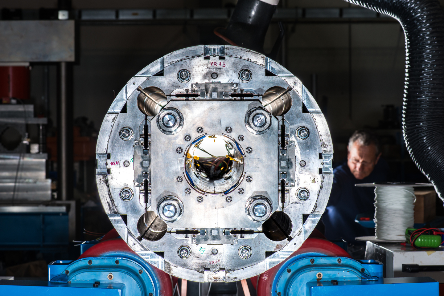 Vue d'un aimant de modèle court pour le quadripôle du LHC à haute luminosité.  (Image: Robert Hradil, Monika Majer/ProStudio22.ch)